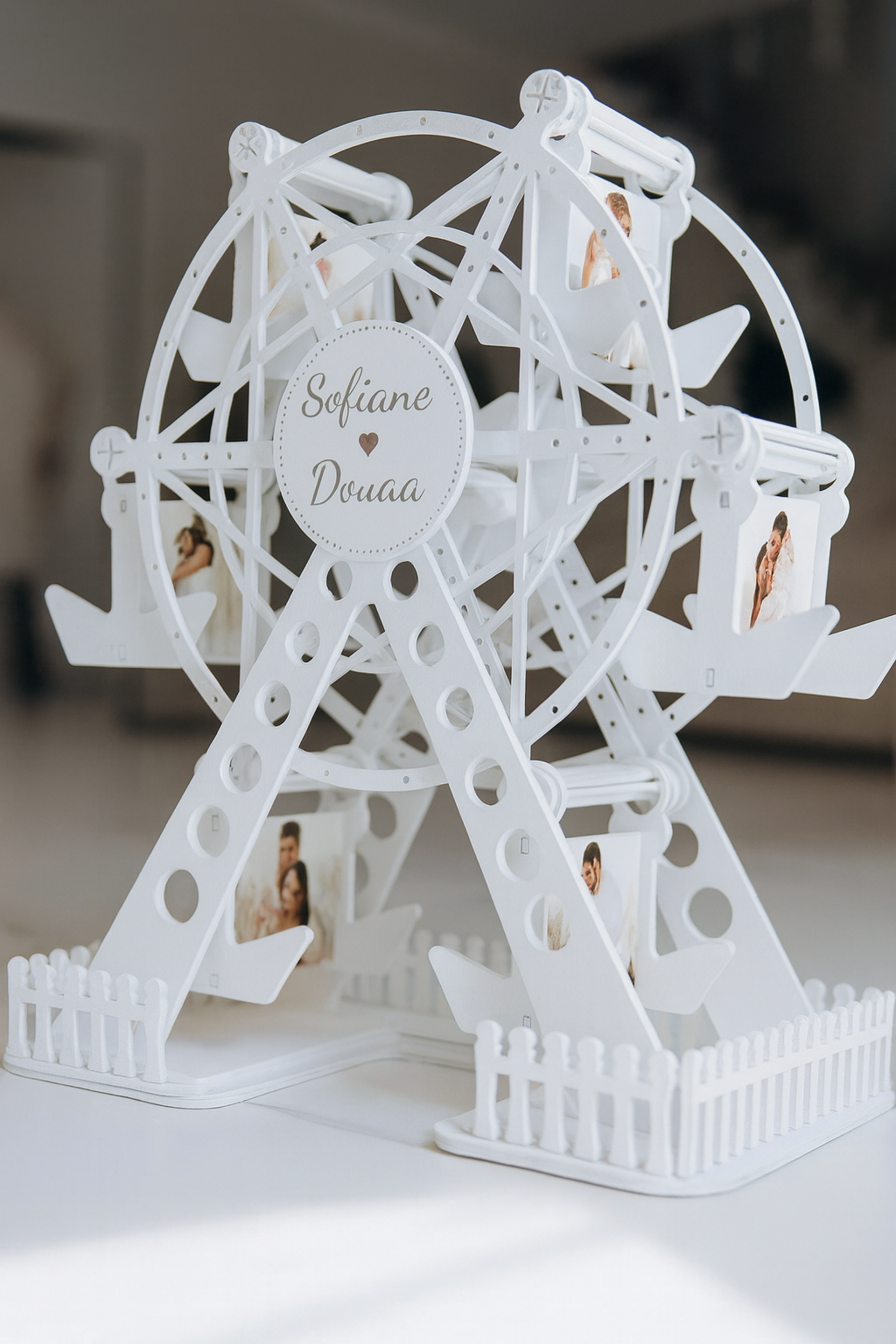 عجلة صور خشبية