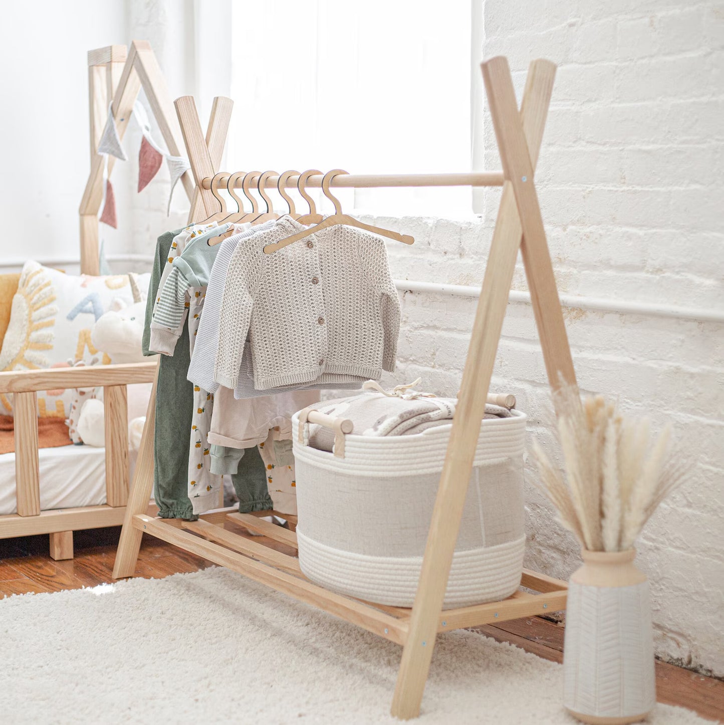 🍼 Armoire & Porte-Vêtements en Bois pour Bébé – Design Élégant & Pratique