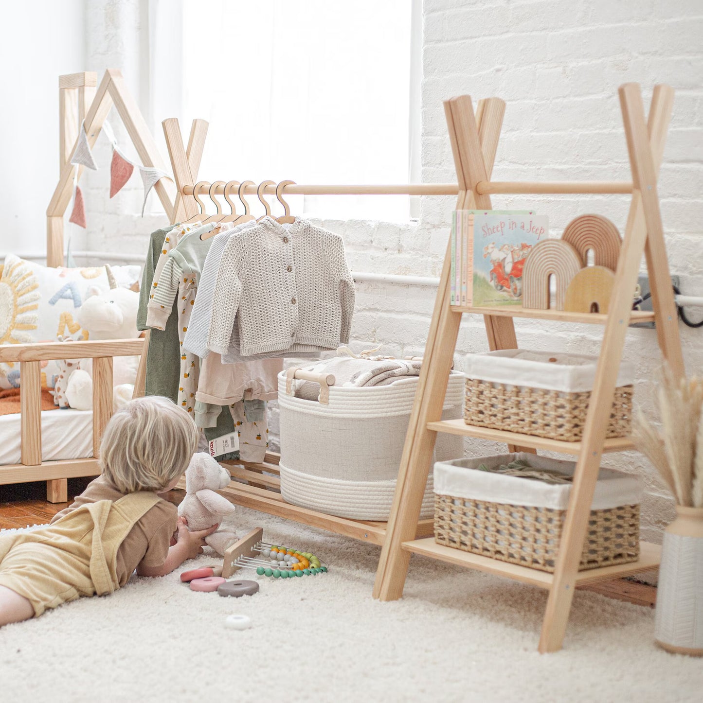 🍼 Armoire & Porte-Vêtements en Bois pour Bébé – Design Élégant & Pratique